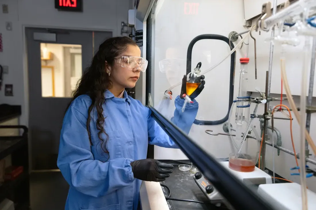 Rachel Steinhardt in research laboratory.